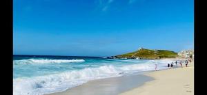 3 Bedroom Cottage minutes walk from town, harbour & Beaches.