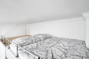 The Koburger II - Stylish studio with extra high bed for kids, 45m2 space, Ideal for families with kids or couples