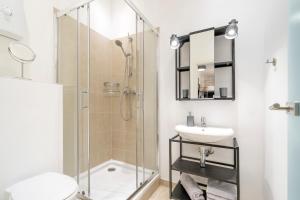 The Koburger II - Stylish studio with extra high bed for kids, 45m2 space, Ideal for families with kids or couples