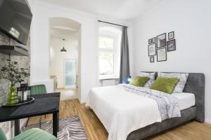 The Koburger II - Stylish studio with extra high bed for kids, 45m2 space, Ideal for families with kids or couples