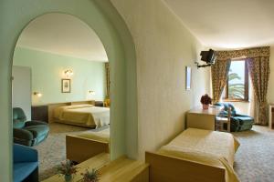 Junior Suite with Lake View (3 Adults)
