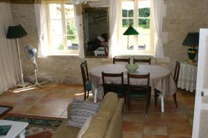 Maisons de vacances 3 Bed Gite with private pool & garden in Nantille : photos des chambres