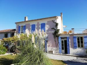 3 Bed House - Sleeps 6 - Pool - HotTub - Garden