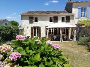 Maisons de vacances 3 Bed Gite with private pool & garden in Nantille : photos des chambres