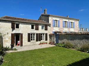 Maisons de vacances 3 Bed Gite with private pool & garden in Nantille : photos des chambres