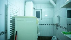 Private cozy room 1 with shared kitchen in appartment, downtown Belgrade