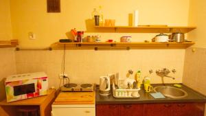 Private cozy room 1 with shared kitchen in appartment, downtown Belgrade