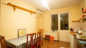 Private cozy room 1 with shared kitchen in appartment, downtown Belgrade