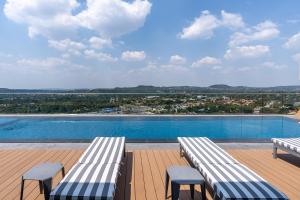 Luxurious Menlyn Maine 1 Bedroom on 12th Floor with Stunning Views & No Load Shedding