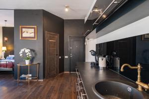 Retro Studio Old Town Apartment by Domvia