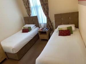 Twin Room with Private Bathroom room in Diamonds Lodge near York Hospital