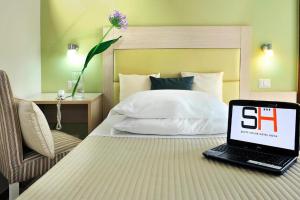 Double Room with French Bed room in Scott House