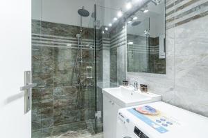 Spacious 2BD apt next to metro