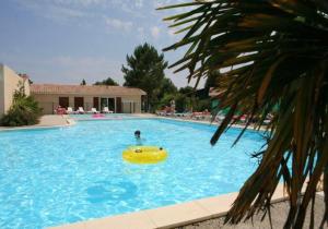 Maisons de vacances Maison d'une chambre avec vue sur le lac piscine partagee et jardin amenage a Hourtin : photos des chambres