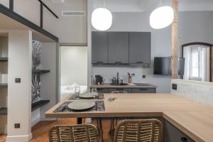 Charming 2 Bdr Old Town