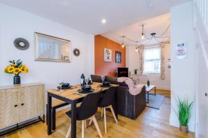 Pristine 2-bed house in Chester by 53 Degrees Property, ideal for Families & Small groups, Great Location - Sleeps 6