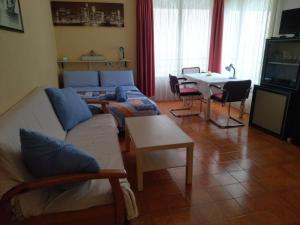 Apartment with pool 100 meters away from the beach