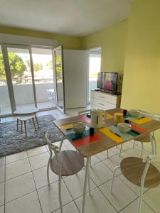 LUMINEUX 2 PIECES, TERRASSE, GARAGE PRIVE, en BORD DE MER