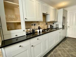 Lovely house in a great location with Parking, WiFi & Smart TV - Near Poole & Bournemouth