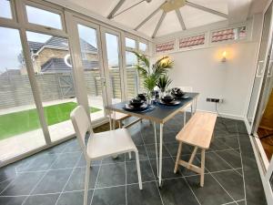 Lovely house in a great location with Parking, WiFi & Smart TV - Near Poole & Bournemouth