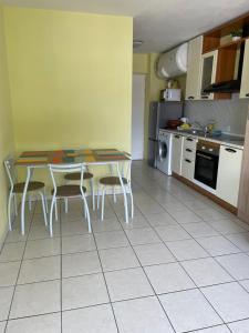 LUMINEUX 2 PIECES, TERRASSE, GARAGE PRIVE, en BORD DE MER