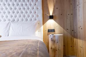 Zimmer mit Kingsize-Bett und Bergblick