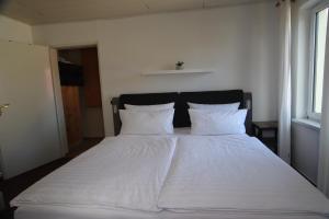 SEA YOU- Ruhige Wohnung mit Terrasse nur 5 Minuten zur Müritz