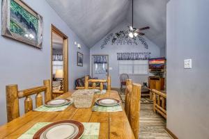 Adalynns Mountain Retreat-Hot Tub, Cozy Cabin Retreat in the Smokies Comfort & Fun for All