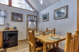 Adalynns Mountain Retreat-Hot Tub, Cozy Cabin Retreat in the Smokies Comfort & Fun for All