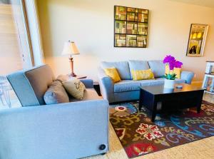 Luxury Lake View Condo, Heated Pool, Hot Tub, and BBQ