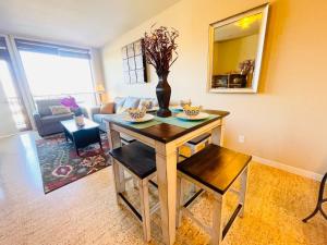 Luxury Lake View Condo, Heated Pool, Hot Tub, and BBQ