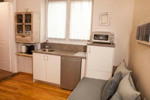 2-spaces comfy Bentzi apartment 7 with balcony in Pagrati