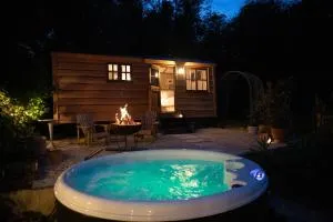 Luxury, rural Shepherds Hut with hot tub nr Bath - Publow