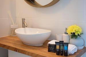 ☆Airliedise☆HOT TUB suite☆5min walk 2 Port of AirlieFerry terminal☆WiFi☆Netflix☆NO Hills