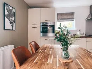 Ty Heol Senni, by Solace Stays - Risca