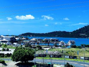 ☆Airliedise☆HOT TUB suite☆5min walk 2 Port of AirlieFerry terminal☆WiFi☆Netflix☆NO Hills