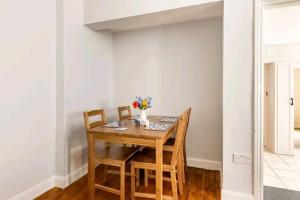 The Hideaway, Family apartment close to the beach.