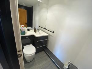 Streatham House Detached 2 Bedroom 2 Bathroom House SLEEPS 6 with Garden