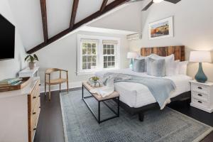 King room in Lambert's Cove Inn Farm and Restaurant