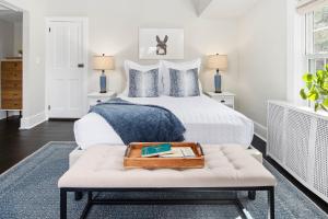 Lamberts Cove Inn & Resort