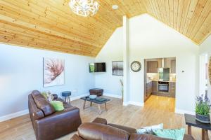 Kestrel Lodge 6 with Hot Tub