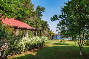 SaffronStays Moira 6-BR Lakeside Villa with Infinity Pool & Jacuzzi