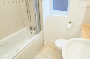 Aztec House - Modern & Spacious, 6 separate beds