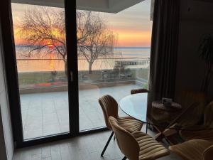 Aquarama Lake view 2BR Apart Mamaia free parking