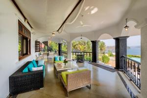 SaffronStays Moira 6-BR Lakeside Villa with Infinity Pool & Jacuzzi
