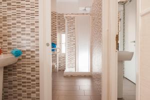 Standard Double Room with Shared Bathroom room in Des Artistes Budget Rooms