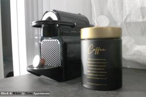 Black & White - News Apartment