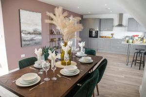 THE PENTHOUSE by BOURNECOAST - A Stylish Coastal Penthouse with a Balcony, SEA VIEWS and Parking - Just 10 Minutes Walk to the Sandy Beaches - FM8407