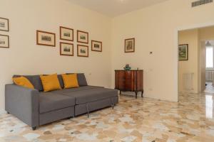 JOIVY Modern 2bed flat with balcony, 250m from M5 Foppa and M2 SantAgostino
