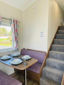 The Hideaway Lodge with Hot Tub